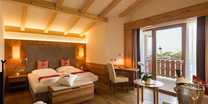 Golfurlaub - Hotel-Schwerpunkt: Golf & Wandern - Trentino-Südtirol - Suite "Presile" mit Balkon und Dorfblick -  Hotel Emmy-five elements