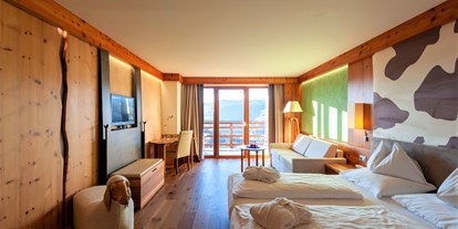 Golfurlaub - Bruneck/Reischach - "Zirm" Zimmer mit Balkon und Dorfblick -  Hotel Emmy-five elements