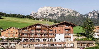 Golfurlaub - Fahrstuhl - Trentino-Südtirol - Aussenansicht Hotel Emmy - five elements -  Hotel Emmy-five elements