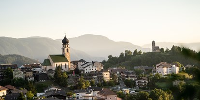 Golfurlaub - Hunde am Golfplatz erlaubt - St. Martin (Trentino-Südtirol) - Ausblick vom Hotel auf das Dorf Völs am Schlern -  Hotel Emmy-five elements