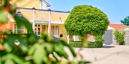 Golfurlaub - Parkplatz - Bäderdreieck - Hoteleingang - Gutshof Penning