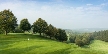 Golfurlaub - Terrasse - Deutschland - Golf Course Lederbach
ca.10 Minuten entfernt, sehr hügelig, teilweise starke Anstiege hat aber breite Fairways und einen tollen Blick auf der einen Seite in den bayerischen Wald und auf der anderen Seite zu den Alpen.
Cart ist zu empfehlen. - Gutshof Penning