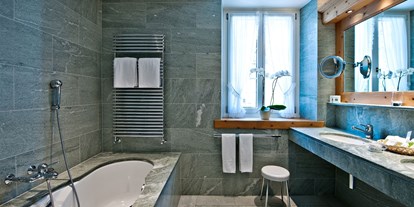 Golfurlaub - Kühlschrank - Schweiz - Badezimmer mit einheimischem Granit und Marmor - Parkhotel Margna