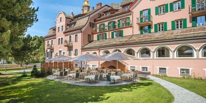 Golfurlaub - Umgebungsschwerpunkt: See - St. Moritz - Grosszügiger Hotelpark mit mächtigen Bäumen und einer Sonnenterrasse - Parkhotel Margna