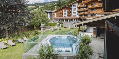 Golfurlaub - Verpflegung: All-inclusive - Pinzgau - Außenansicht mit Whirlpool - Hotel Sonne