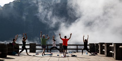 Golfurlaub - Massagen - Lechtal - Yoga auf der Sonnenterrasse - Hotel Goldener Berg