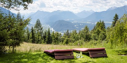 Golfurlaub - Hunde am Golfplatz erlaubt - Olympiaregion Seefeld - Liegewiese & Panoramagarten Alpenwelt SPA - Inntalerhof - DAS Panoramahotel