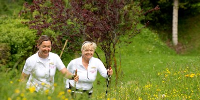 Golfurlaub - Fitnessraum - Nordic Walking durch die Blumenwiese im Inntalerhof - Inntalerhof - DAS Panoramahotel