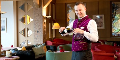 Golfurlaub - WLAN - Obsteig - Genießen Sie nach einem aktiven Tag am Abend ein Glas Wein in der Lounge, im Winter mit Kamin oder im Sommer auf der Panoramaterrasse! - Inntalerhof - DAS Panoramahotel