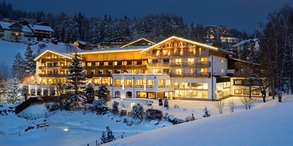 Golfurlaub - Hunde am Golfplatz erlaubt - Tirol - Panoramahotel Inntalerhof - Außenansicht im Winter - Inntalerhof - DAS Panoramahotel