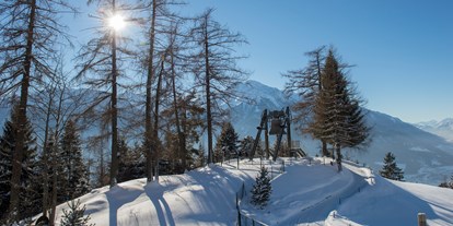Golfurlaub - Driving Range: überdacht - Die Friedensglocke im Alpenraum - bei uns im Garten - läutet täglich für den Frieden in den Alpenländern - Inntalerhof - DAS Panoramahotel