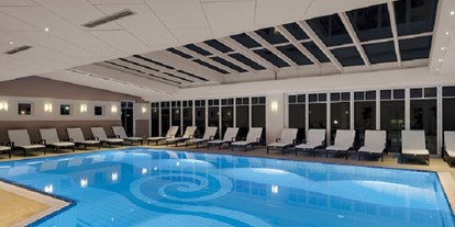 Golfurlaub - Hotel-Schwerpunkt: Golf & Gesundheit - Deutschland - Süßwasseraußenbecken mit Cabriodach und zu öffnenden Außenwänden - Hotel SONNENGUT Gmbh & Co.KG