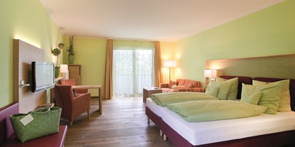 Golfurlaub - Chipping-Greens - Bayern - Allergikerzimmer (30 bis 35 qm) mit Holzboden, Dusche/WC und Balkon - Hotel SONNENGUT Gmbh & Co.KG