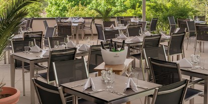 Golfurlaub - Umgebungsschwerpunkt: Therme - Bäderdreieck - Restaurant Terrasse - Hotel SONNENGUT Gmbh & Co.KG