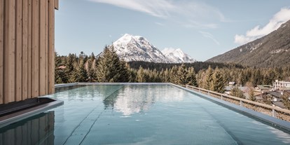 Golfurlaub - Parkplatz - Seefeld in Tirol - Infinity Pool  - Hotel Kristall****