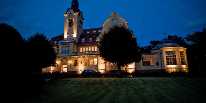 Golfurlaub - Preisniveau: exklusiv - Deutschland - Aussenansicht bei Nacht - Schlosshotel Wendorf & Resort MV19412