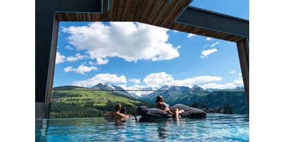 Golfurlaub - Bademantel - Salzburg - FelsenBAD - Infinity Sky Pool - Das Alpenwelt Resort****SUPERIOR