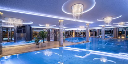 Golfurlaub - Pools: Sportbecken - 20 m Indoorbecken mit Attraktionspools und Wasserfallturm - 5-Sterne Wellness- & Sporthotel Jagdhof