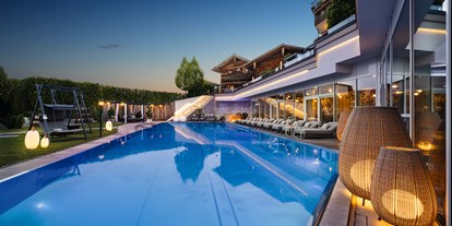 Golfurlaub - Pools: Infinity Pool - 25 m langer, ganzjährig beheizter Infinity-Pool mit Sprudelliegen - 5-Sterne Wellness- & Sporthotel Jagdhof