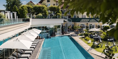 Golfurlaub - Pools: Schwimmteich - Bayern - 25 m Infinity-Pool im Gartenbereich - 5-Sterne Wellness- & Sporthotel Jagdhof