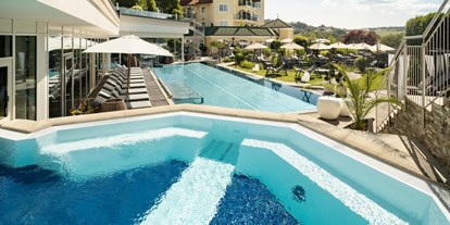 Golfurlaub - Terrasse - Whirlpool, 35 °C, mit Bodensprudel und Massagedüsen - 5-Sterne Wellness- & Sporthotel Jagdhof