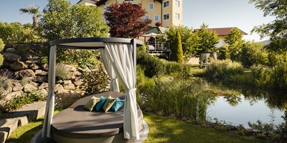 Golfurlaub - Wellnessbereich - Röhrnbach - Ruheoase mit Himmelbetten im Gartenbereich - 5-Sterne Wellness- & Sporthotel Jagdhof
