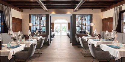 Golfurlaub - Terrasse - Stilvoll eingerichtete Restaurant-Stuben - 5-Sterne Wellness- & Sporthotel Jagdhof