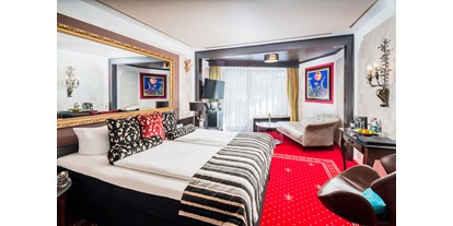 Golfurlaub - Bademantel - Oberstdorf - Doppelzimmer Deluxe - Golf- & Alpin Wellness Resort Hotel Ludwig Royal