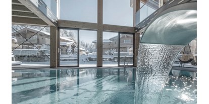 Golfurlaub - Bademantel - Oberösterreich - INNs HOLZ Ausblick vom Indoorpool auf das Chaletdorf im Winter - INNs HOLZ Chaletdorf