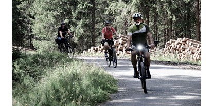 Golfurlaub - Seminarraum - Böhmerwald - INNs HOLZ Chaletdorf im Sommer Radfahren Mountainbike - INNs HOLZ Chaletdorf