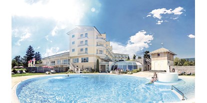 Golfurlaub - Fahrstuhl - Oberösterreich - Hotel Almesberger****s Außenpool im Sommer - Hotel Almesberger****s