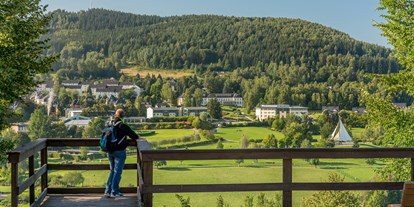Golfurlaub - Fahrstuhl - Sachsen - Der Blick auf den herrlichen Kurpark und unser Hotel - Hotel Am Kurhaus