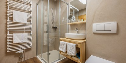 Golfurlaub - Restaurant - Berwang - Neu gestaltetes Badezimmer in den Deluxe Doppelzimmern - Vitalhotel Kaiserhof