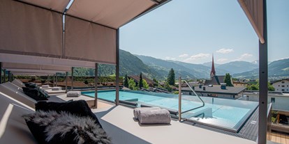 Golfurlaub - Maniküre/Pediküre - SKY-INFINITY POOL
270° Panoramablick auf die Landschaft Tirols: Die Berge, Uderns und das Zillertal liegen dir zu Füßen, während du in unserem neuen Sky-Infinity Pool abtauchst. - Hotel Wöscherhof