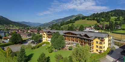 Golfurlaub - Fahrstuhl - Reit im Winkl - Hotel Alpenhof Brixen mit Blick zur Hohen Salve - Hotel Alpenhof Brixen
