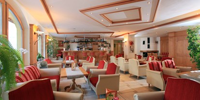 Golfurlaub - Balkon - Zell am Ziller - Hotelhalle mit Bar - Hotel Alpenhof Brixen
