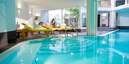 Golfurlaub - Hotel-Schwerpunkt: Golf & Kulinarik - Berner Oberland - Indoor-Pool im 1'000m2 grossen SPA - GOLFHOTEL Les Hauts de Gstaad & SPA