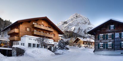 Golfurlaub - Badewanne - Arlberg - Winterfassade - Hotel Gotthard