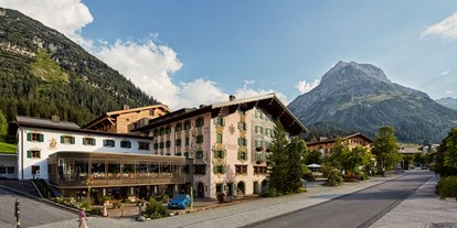 Golfurlaub - Handtuchservice - Riezlern - Hotelaußenaufnahme - Hotel Post Lech