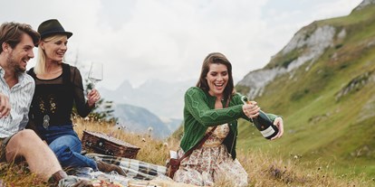 Golfurlaub - Golfcarts - Brand (Brand) - Picknick im Grünen  - Burg Hotel Oberlech