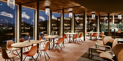 Golfurlaub - Abendmenü: mehr als 5 Gänge - Atrium am Abend - Bergkristall - Mein Resort im Allgäu