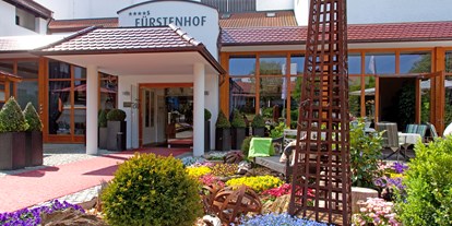 Golfurlaub - Pools: Innenpool - Bad Füssing - Hoteleingang - Fürstenhof ****s Quellness- und Golfhotel