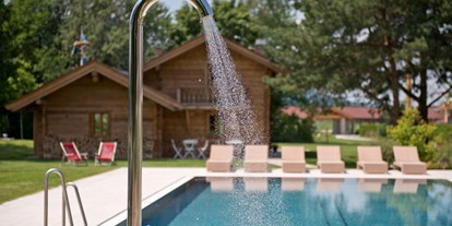 Golfurlaub - Pools: Infinity Pool - Oberbayern - Außenpool Garten und Hubertushütte im Resort Das Achental - Das Achental Resort