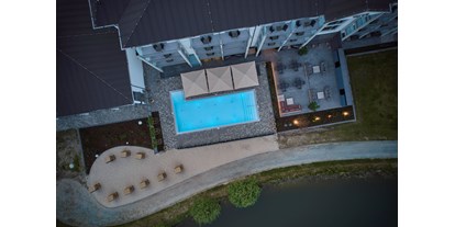 Golfurlaub - Bademantel - Korswandt - Poolbereich von oben - Dorint Resort Baltic Hills Usedom
