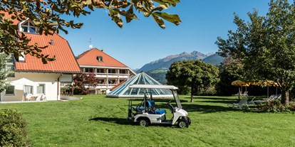 Golfurlaub - Hotel-Schwerpunkt: Golf & Wandern - Trentino-Südtirol - Garten mit Golf Car - Hotel Schönblick