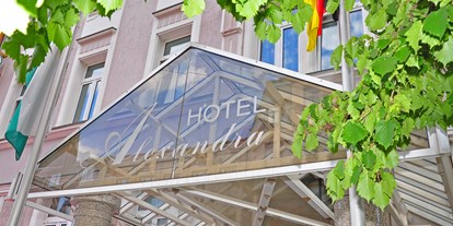 Golfurlaub - Zimmersafe - Sachsen - Außeneingang - Hotel Alexandra