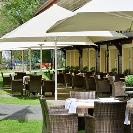 Golfhotel: Terrasse vor dem historischen Schwarzwaldhaus des Parkhotel Adler. - Parkhotel Adler 