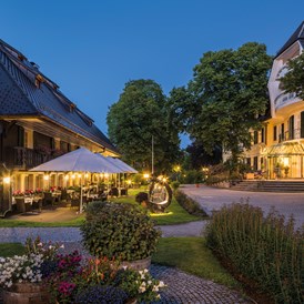 Golfhotel: Abendstimmung im Parkhotel Adler mit Restaurantterrasse vor dem historischen Schwarzwaldhaus, das Haupthaus rechts wurde 1890 gebaut. - Parkhotel Adler 