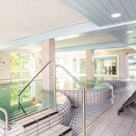 Golfhotel: Thermalbad mit Thermalmineralwasser (31°C) aus der Bad Griesbacher Karlsquelle - AktiVital Hotel 