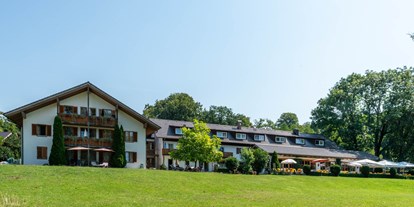 Golfurlaub - Fahrstuhl - Achenkirch - Das Hotel liegt am Ostufer des Starnberger Sees in Ambach / Münsing – idyllisch und abseits von Verkehr und Hektik. Ein Ort zum Erholen und Entspannen – ein Ort um die Lebensfreude aufleben und den Stress hinter sich zu lassen: es lockt der weißblaue Himmel, die sanften grünen Hügel, die schneebedeckten Gipfel der Alpen und  das glasklare Wasser des Starberger Sees.
Das Landhotel Huber verfügt über 42 Zimmer (teilweise mit Balkon, Terrasse und direktem Seeblick) und 3 Appartements, die mit allem Komfort ausgestattet sind, um einen unbeschwerten Aufenthalt zu bescheren. Ein eigener Badestrand und die große Liegewiese lädt zum Verweilen und genießen ein. Das reichhaltige Frühstücksbuffet  verspricht einen guten Start in den Tag. 
Dem leiblichen Wohl der  Gäste wird viel Aufmerksamkeit geschenkt. Es erwarten Sie eine bürgerliche und regionale Küche. - Landhotel Huber am  See
